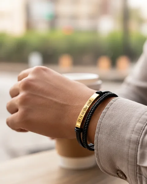 Bracelet Homme en Cuir Noir Tressé avec Plaque Dorée
